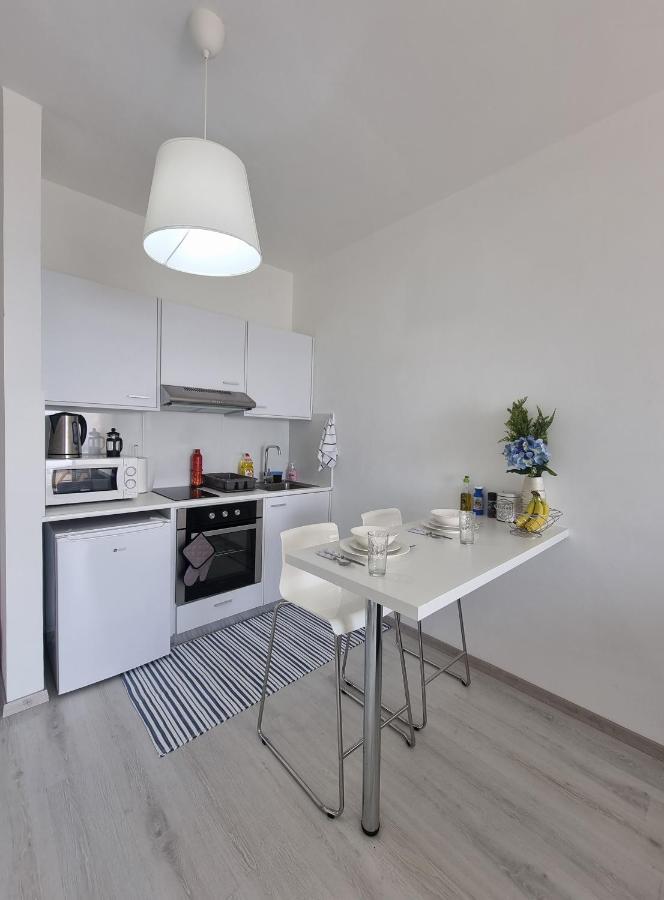 לימסול Super Modern Beachfront 1 Bedroom - Sleeps 4 מראה חיצוני תמונה