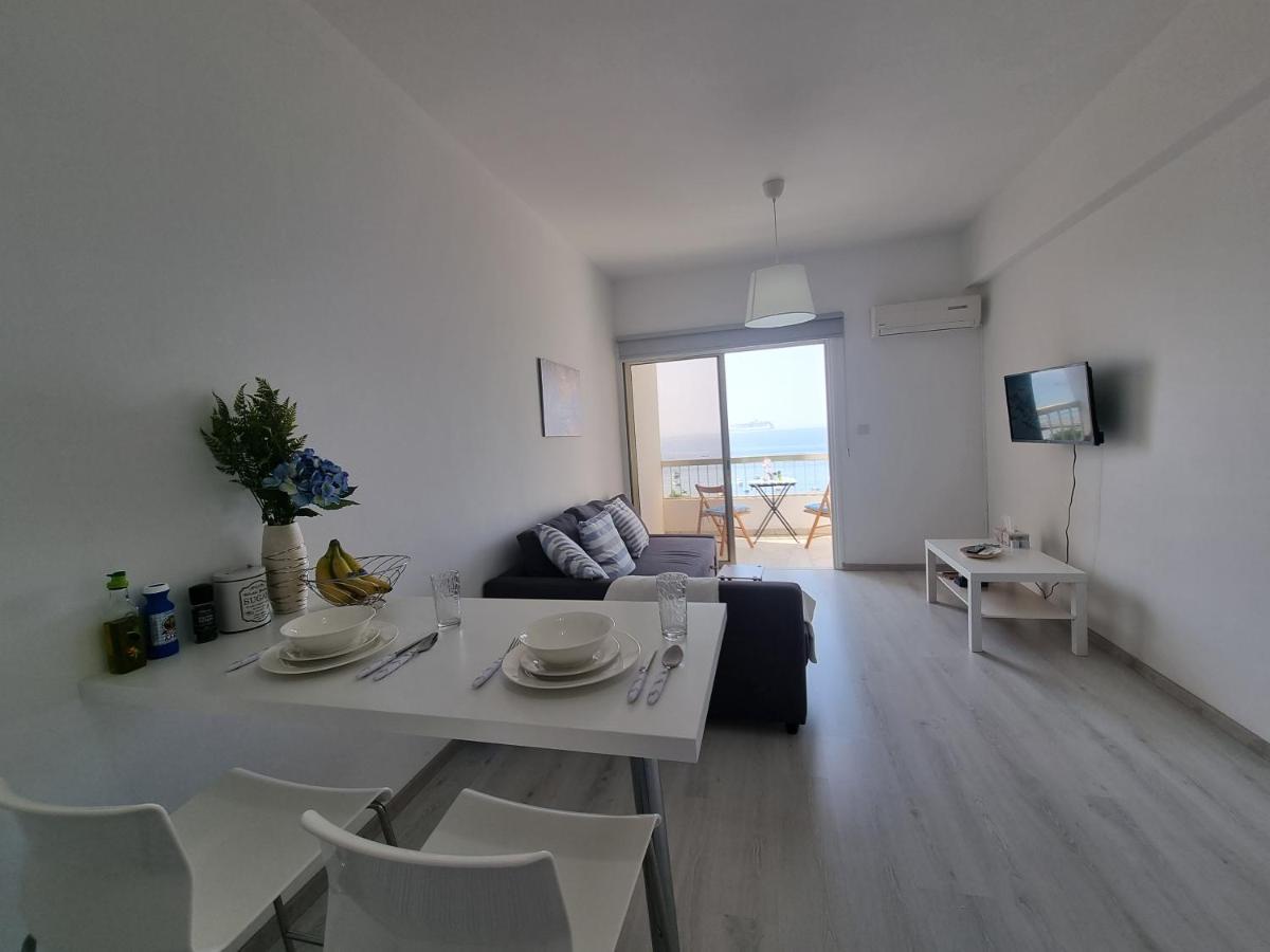 לימסול Super Modern Beachfront 1 Bedroom - Sleeps 4 מראה חיצוני תמונה