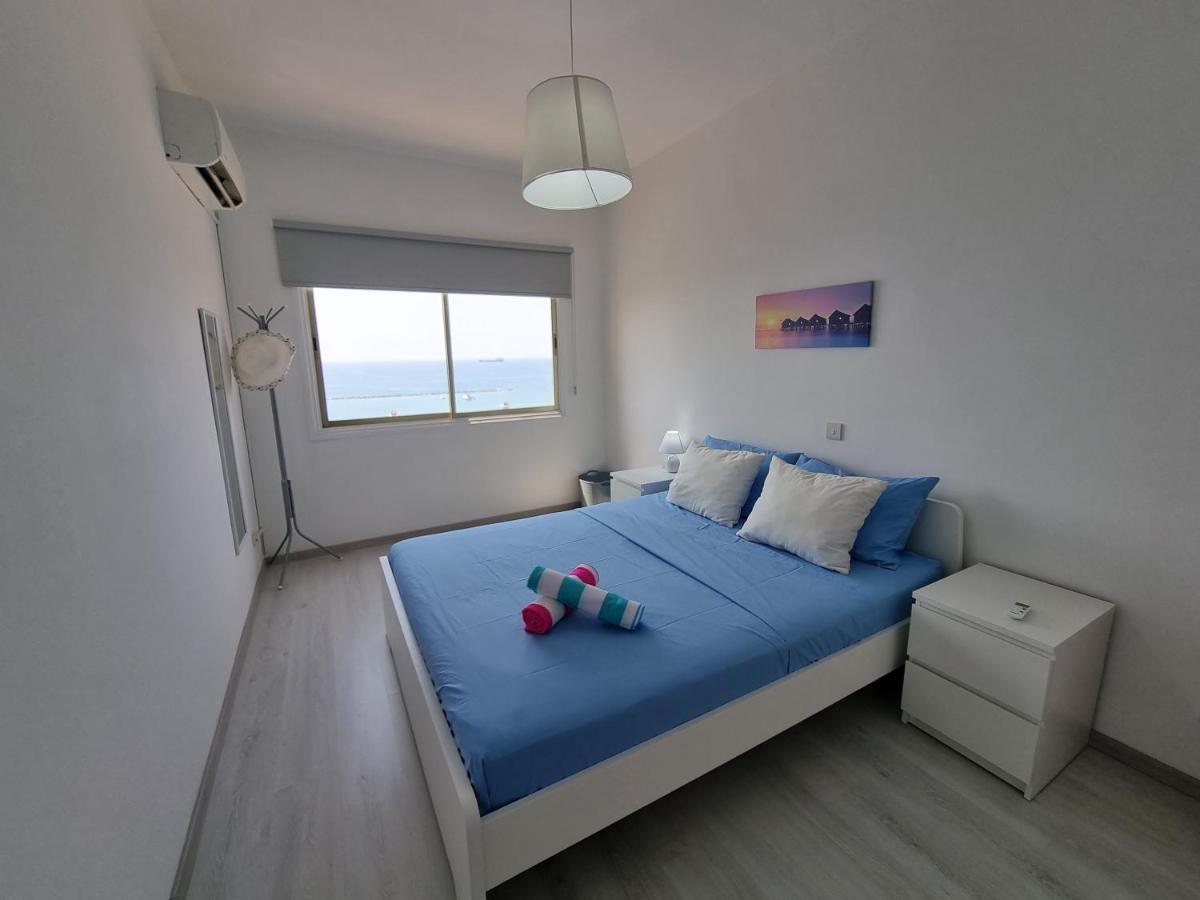 לימסול Super Modern Beachfront 1 Bedroom - Sleeps 4 מראה חיצוני תמונה