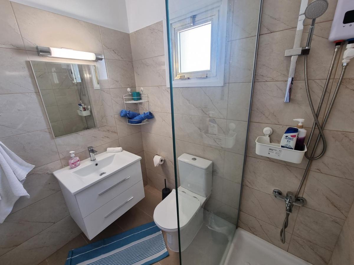 לימסול Super Modern Beachfront 1 Bedroom - Sleeps 4 מראה חיצוני תמונה