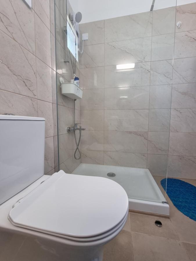 לימסול Super Modern Beachfront 1 Bedroom - Sleeps 4 מראה חיצוני תמונה